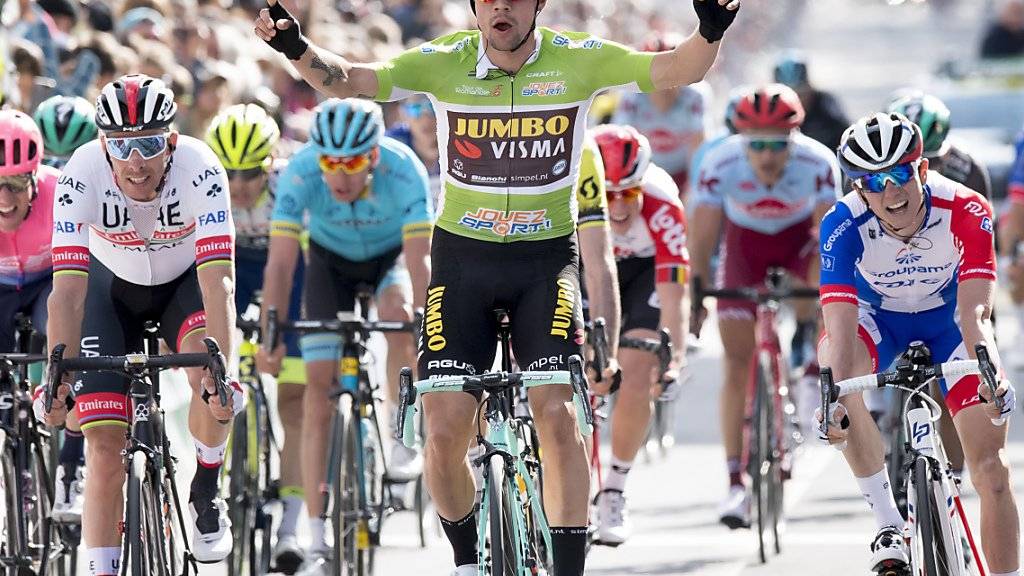 Der Slowene Primoz Roglic freut sich in La Chaux-de-Fonds über seinen Sprintsieg in der 1. Etappe der Tour de Romandie