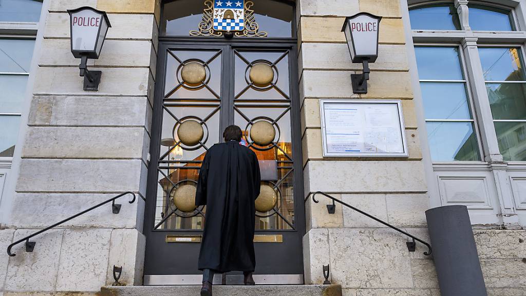 Der Anwalt des Hauptangeklagten beim Betreten des Gerichtsgebäudes. Er hatte argumentiert, dass eine hohe Strafe seinem Mandanten jede Möglichkeit zur Wiedereingliederung nehmen würde.