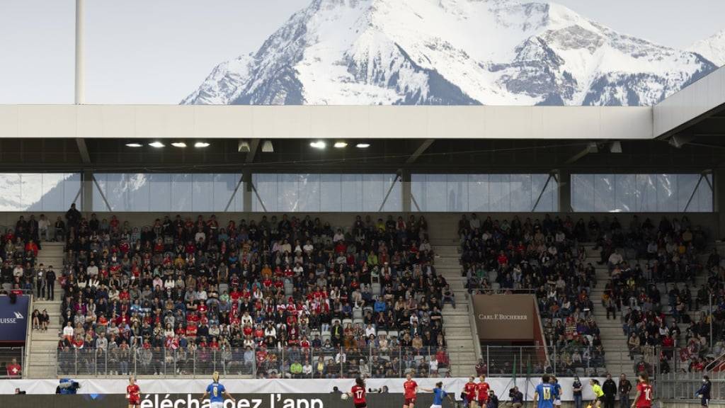 Im Thuner Fussballstadion sollen im Sommer 2025 drei Spiele der Fussballeuropameisterschaften ausgetragen werden. (KEYSTONE/Peter Klaunzer)