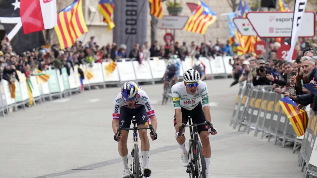 Primoz Roglic (links) und Juan Ayuso liefern sich bei der Katalonien-Rundfahrt vergangenen März ein enges Duell um den Etappensieg