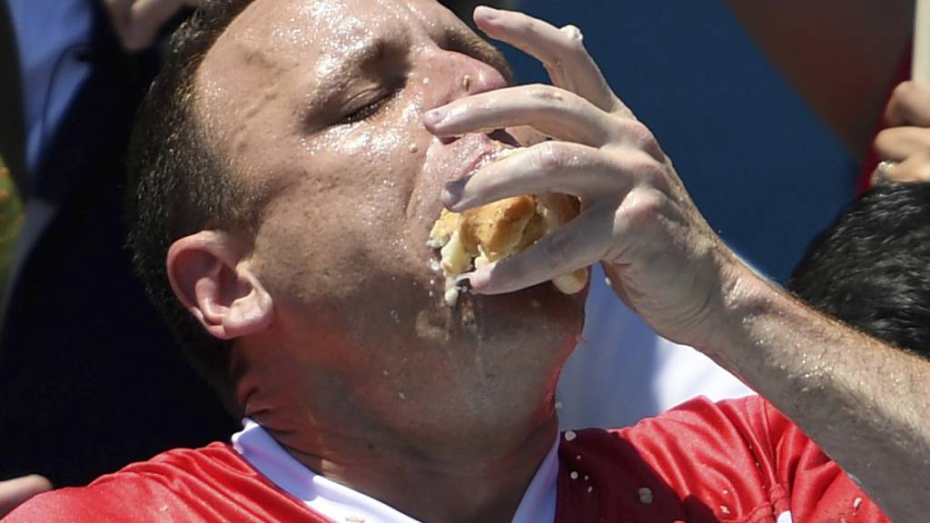Die beiden bekanntesten Hot-Dog-Wettesser werden erstmals seit 15 Jahren wieder gegeneinander antreten. Der Streamingdienst Netflix kündigte am Mittwoch ein live übertragenes Duell zwischen Joey Chestnut (Bild) und Takeru Kobayashi für den 2. September an. (Archivbild)