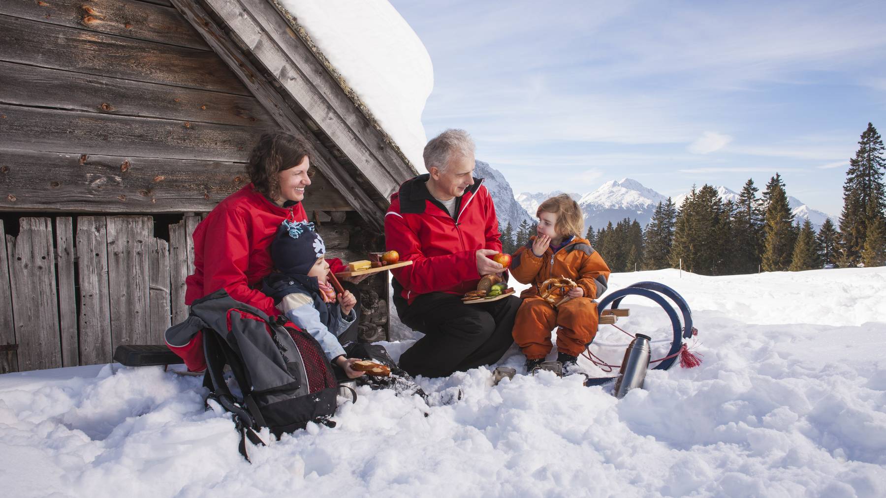 Im Schnee ein Picknick machen anstatt im Bergrestaurant in der Menschenmenge