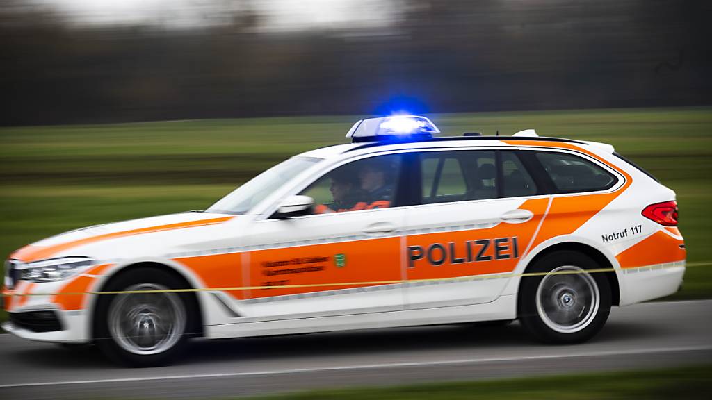 Die Kantonspolizei St. Gallen rückte am Dienstag nach Mitternacht zu einem tödlichen Verkehrsunfall auf der Autobahn A13 bei Kriessern aus.
