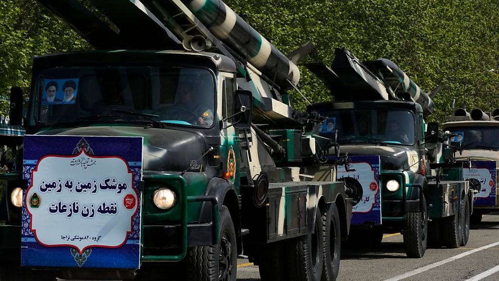 Raketen werden auf Lastwagen während der Parade zum Tag der Armee auf einem Militärstützpunkt im Norden Teherans transportiert. Foto: Vahid Salemi/AP/dpa