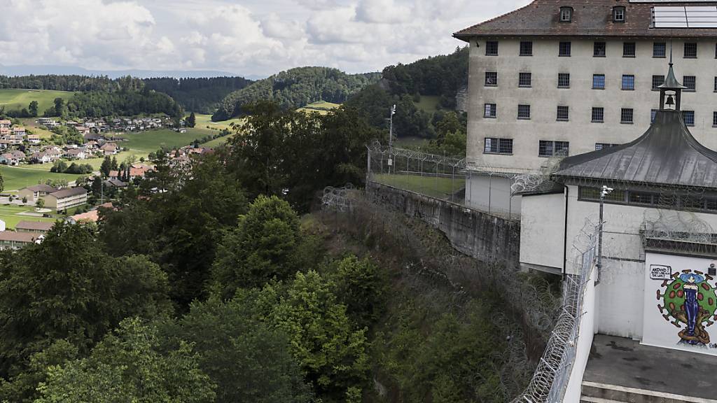 Häftlinge der Justizvollzugsanstalt Thorberg konnten ihre Smart-TVs mit einem WLAN eines Anwohners der Gemeinde Krauchthal BE verbinden. (Archivbild)