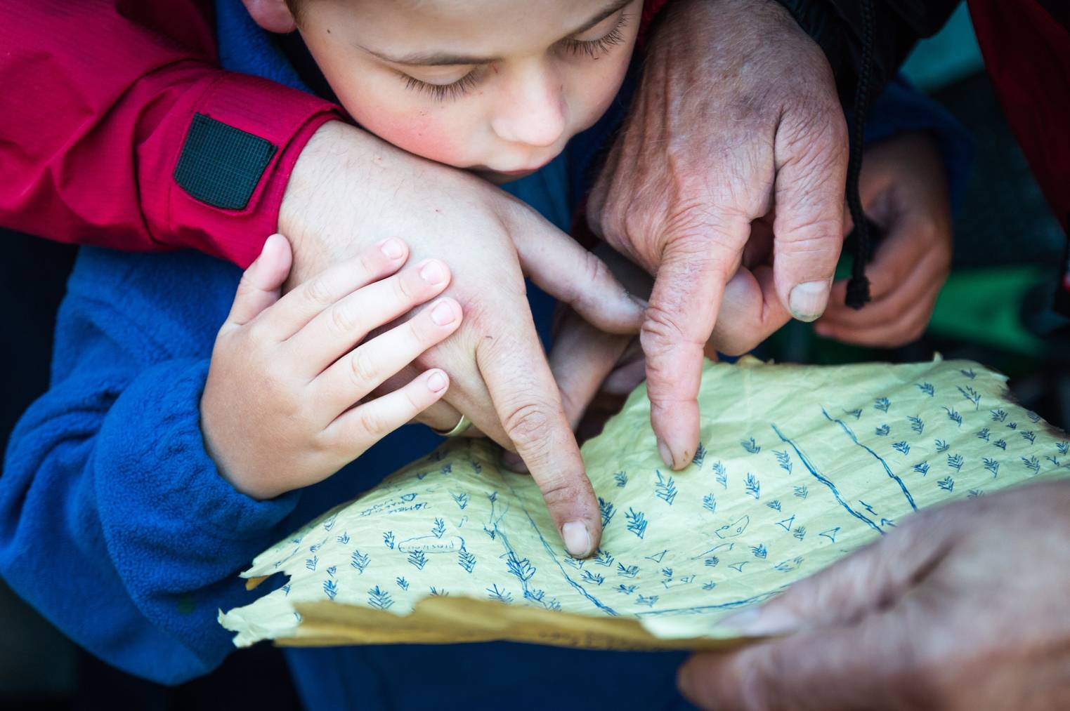 Familien können sich mit eigens gezeichneten Schatzkarten auf die Spur vergangener Schätze machen. (Symbolbild: iStock)