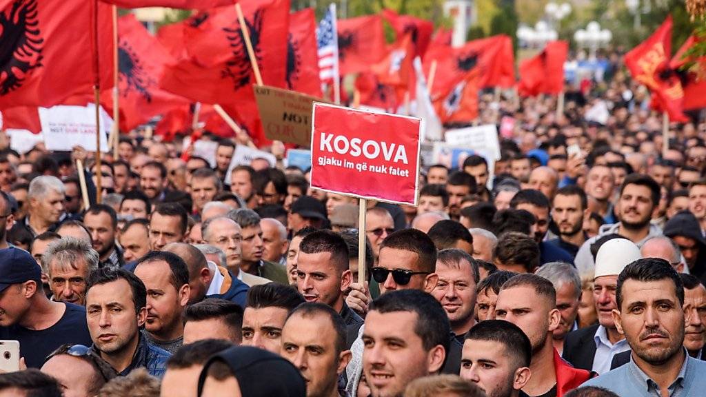 Die Demonstranten in Pristina forderten vor allem, dass es keinen Gebietstausch zwischen Serbien und dem Kosovo geben dürfe. Eine solche Lösung hatten Kosovo-Präsident Thaci und sein serbischer Amtskollege Vucic überlegt.