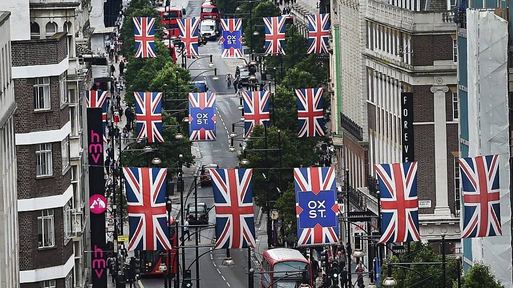 Ja zum Brexit ist gemäss OECD ein Belastungsfaktor für die Weltwirtschaft: Union Jacks über der Oxford Street in London.