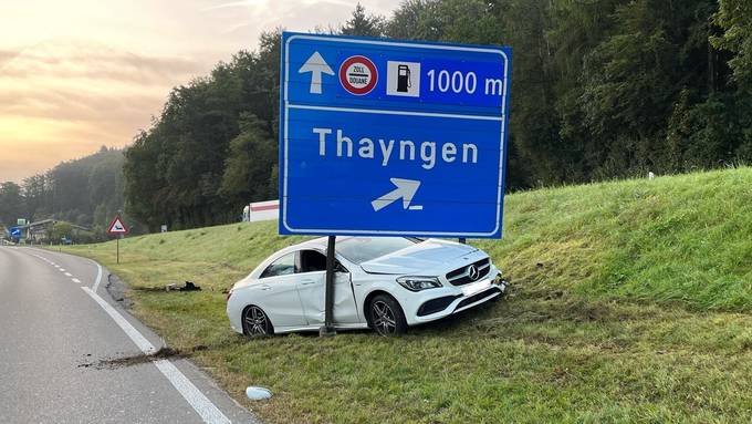 Mercedes kracht bei Thayngen in Strassenschild