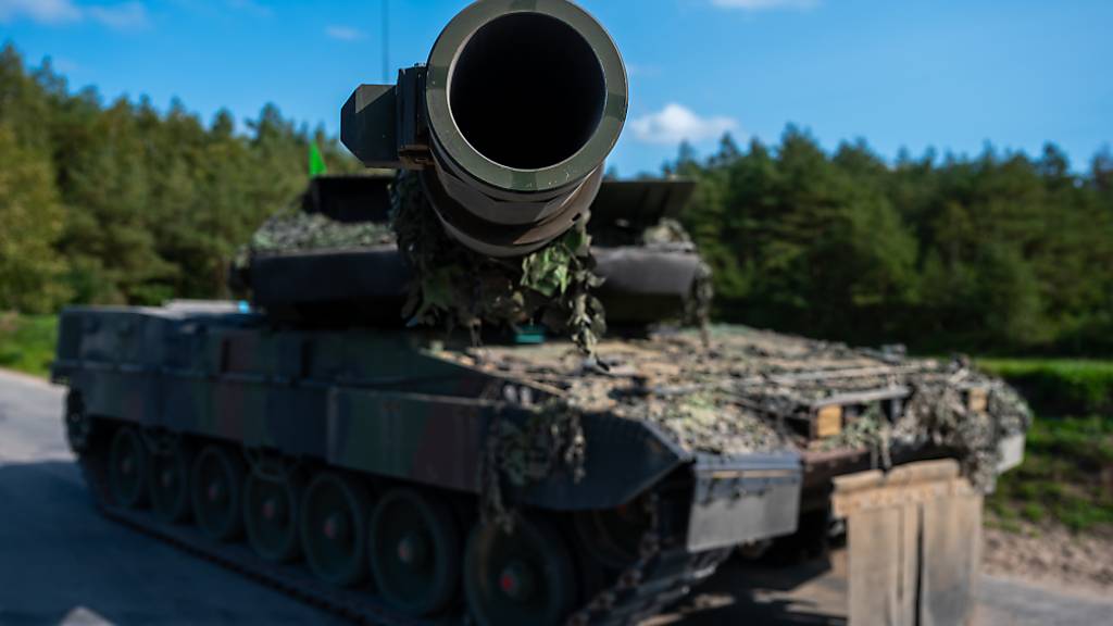 ARCHIV - Ein Kampfpanzer der Bundeswehr vom Typ «Leopard 2 A7V» steht auf einem Übungsplatz (Symbolbild). Foto: Philipp Schulze/dpa