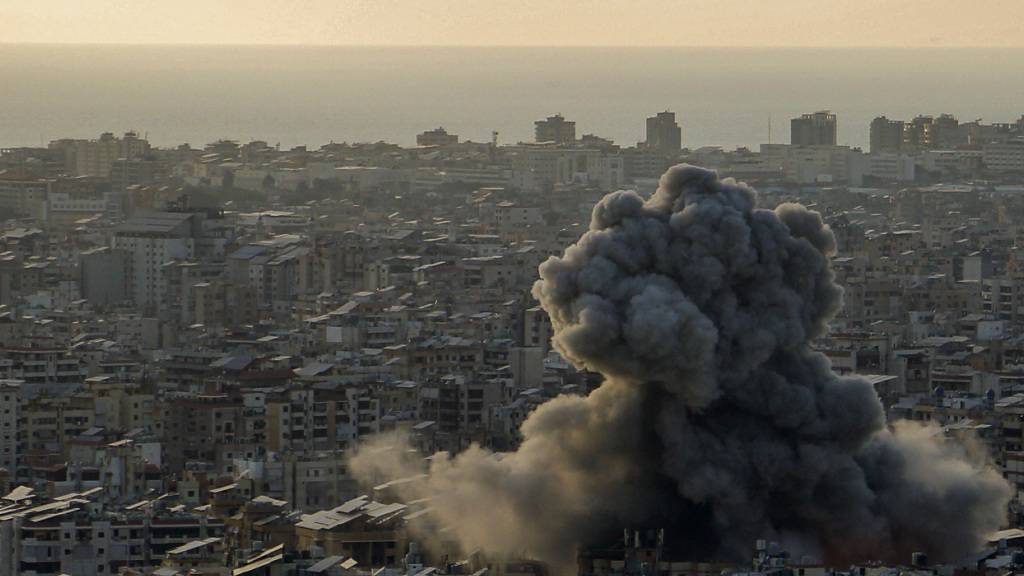 ARCHIV - Dichter schwarzer Rauch steigt aus einem Gebiet auf, das Ziel eines israelischen Luftangriffs auf einen südlichen Vorort von Beirut war, eine Bastion der pro-iranischen Hisbollah. Foto: Marwan Naamani/dpa