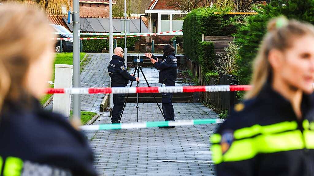 Die Polizei untersucht einen Tatort in Rotterdam. Foto: JEFFREY GROENEWEG/ANP/dpa