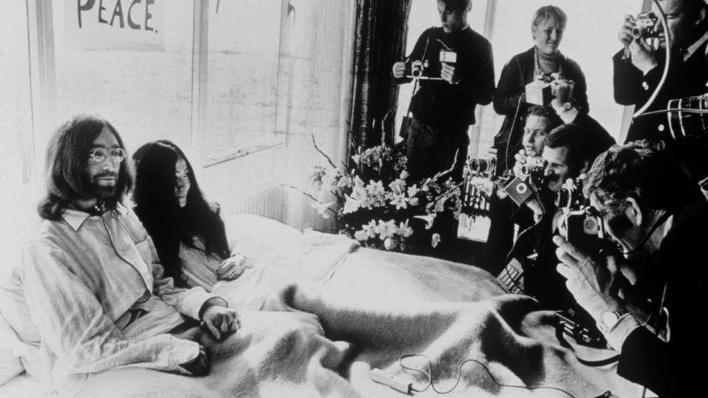 Das Geburtstagsgeschenk an John Lennon gehört dessen Witwe: Lennon und Yoko Ono beim legendären «Bed-in for Peace» im Hotel Hilton 1969. (Archivbild)