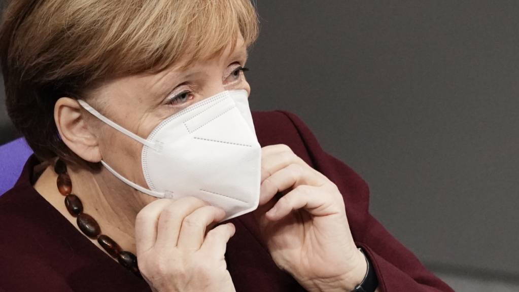 Bundeskanzlerin Angela Merkel setzt sich im Bundestag, nach der Regierungserklärung zur Bewältigung der Corona-Pandemie, ihre Maske auf.