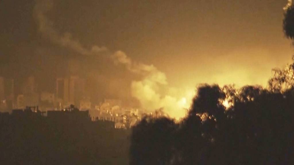 Vom Süden Israels aus sind heftige Explosionen im Gazastreifen zu sehen. Foto: Uncredited/AP/dpa