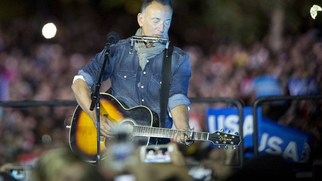 Bruce Springsteen unterstützte im US-Wahlkampf Hillary Clinton wie hier im November 2016. Nach Trumps Amtseinsetzung im Januar 2017 reihte er sich ein in den Widerstand gegen den neuen Präsidenten (Archiv)