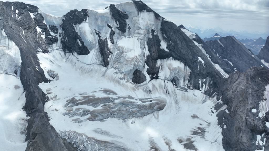Am Blüemlisalpgletscher kam ein Mann beim Absturz in eine Spalte ums Leben.