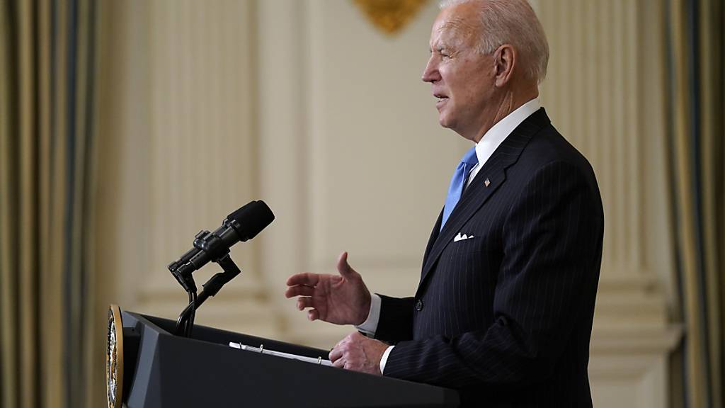 US-Präsident Joe Biden spricht bei einer Pressekonferenz im State Dining Room des Weißen Hauses über die Bemühungen zur Bekämpfung von COVID-19. Foto: Evan Vucci/AP/dpa