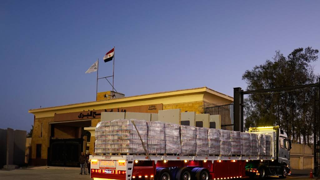 dpatopbilder - Ein mit humanitären Hilfsgütern beladener Lastwagen durchquert das ägyptische Tor des Grenzübergangs Rafah und wird von den israelischen Behörden kontrolliert, bevor er in den Gazastreifen einreist. Foto: Mohammed Arafat/AP/dpa