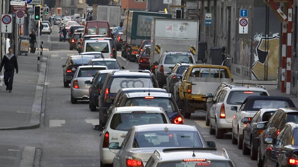 Stau in der Zürcher Weststrasse: Mit Mobility Pricing liessen sich Verkehrsspitzen glätten. (Archivbild)