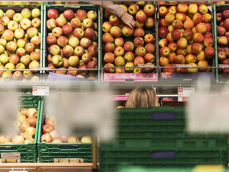 Konventionell hergestellte Äpfel sind gemäss einem europaweiten Greenpeace-Test auch in der Schweiz mit Pestiziden belastet. (Archiv)