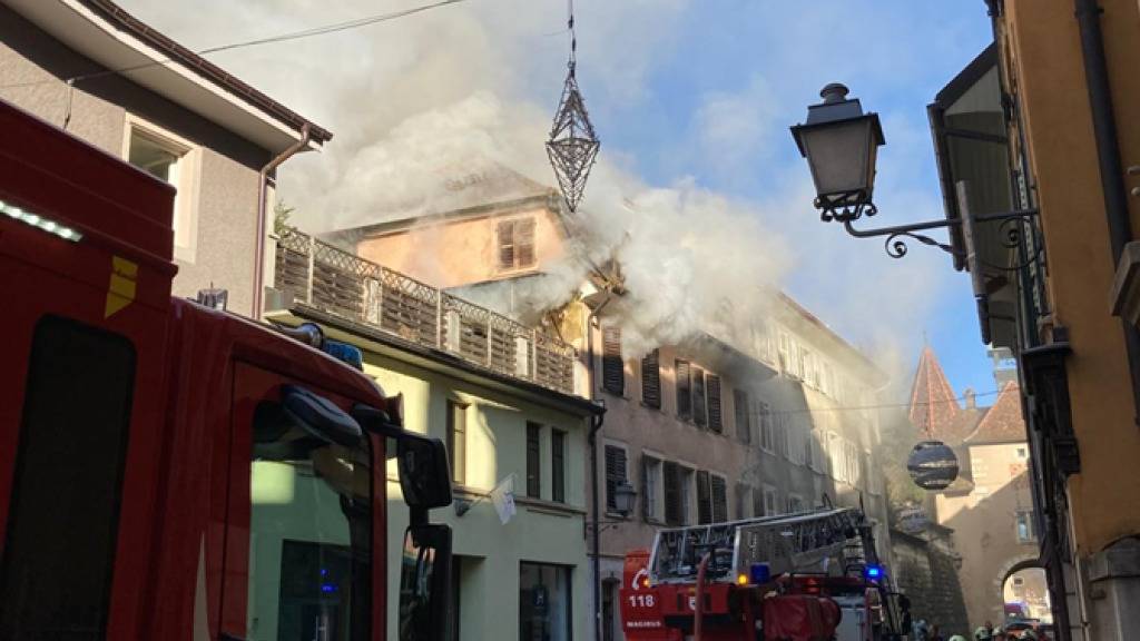 Ein Brand hat in der Altstadt von Pruntrut JU ein mehrstöckiges Wohnhaus zerstört.