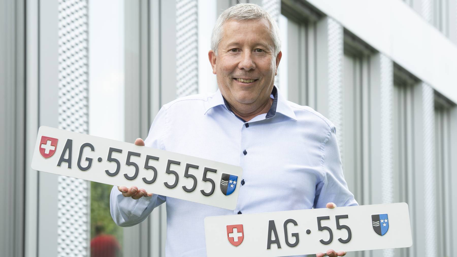 Das Strassenverkehrsamt Aargau versteigert wieder tiefe und spezielle Autonummern: Richard Spathelf, Leiter Sektion Verkehrszulassung, mit den Nummern AG 55 und AG 555555 (Alex Spichale)