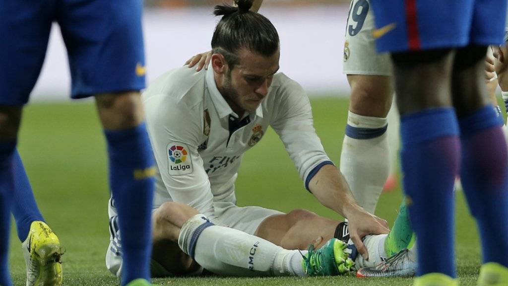Gareth Bale hält sich an der Wade