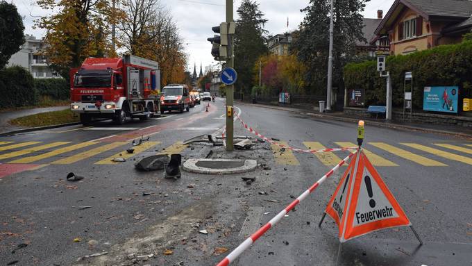 LKW kracht in Bushaltestelle – Strasse musste stundenlang gereinigt werden