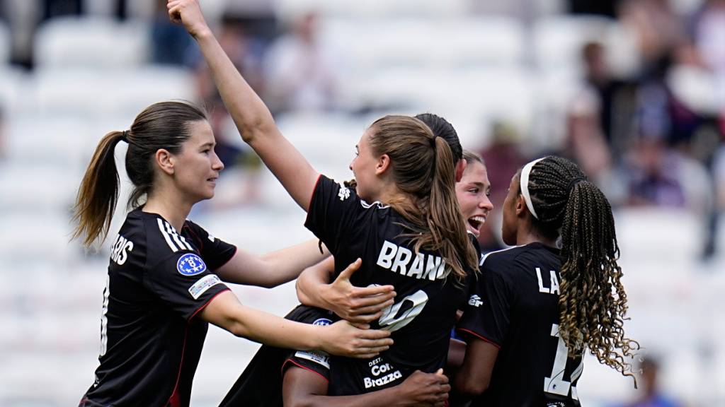 Jule Brand und ihre Mitspielerinnen bejubeln das späte 3:1