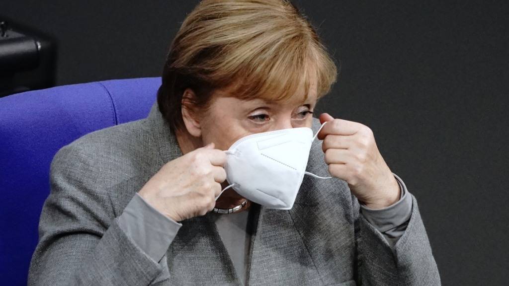 Bundeskanzlerin Angela Merkel (CDU) nimmt mit Mund-Nasenbedeckung an der Debatte vor der Verabschiedung der Änderung des Infektionsschutzgesetzes, dem Gesetzes zum Schutz der Bevölkerung bei einer epidemischen Lage von nationaler Tragweite, teil. Foto: Kay Nietfeld/dpa