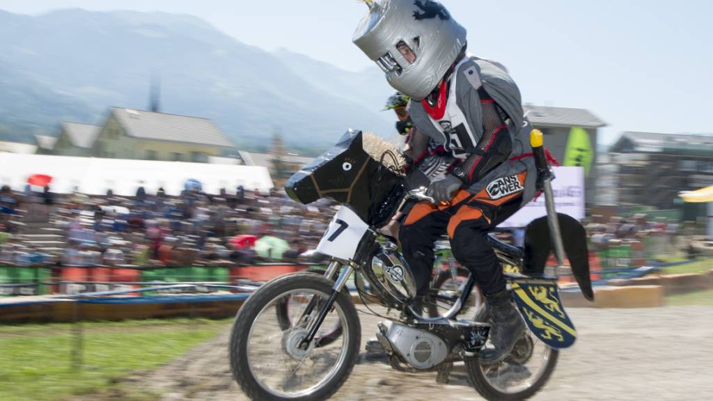 Ein als Ritter mit Pferd verkleideter Mopedfahrer an der Teffli-Rally 2015. (Archivaufnahme)