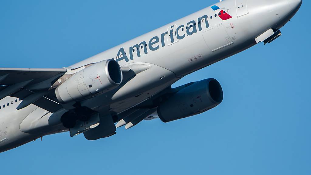 ARCHIV - Die Fluggesellschaft nehme die Vorwürfe «sehr ernst» und untersuche den Fall, heißt es in einer Mitteilung von American Airlines. Foto: Silas Stein/dpa