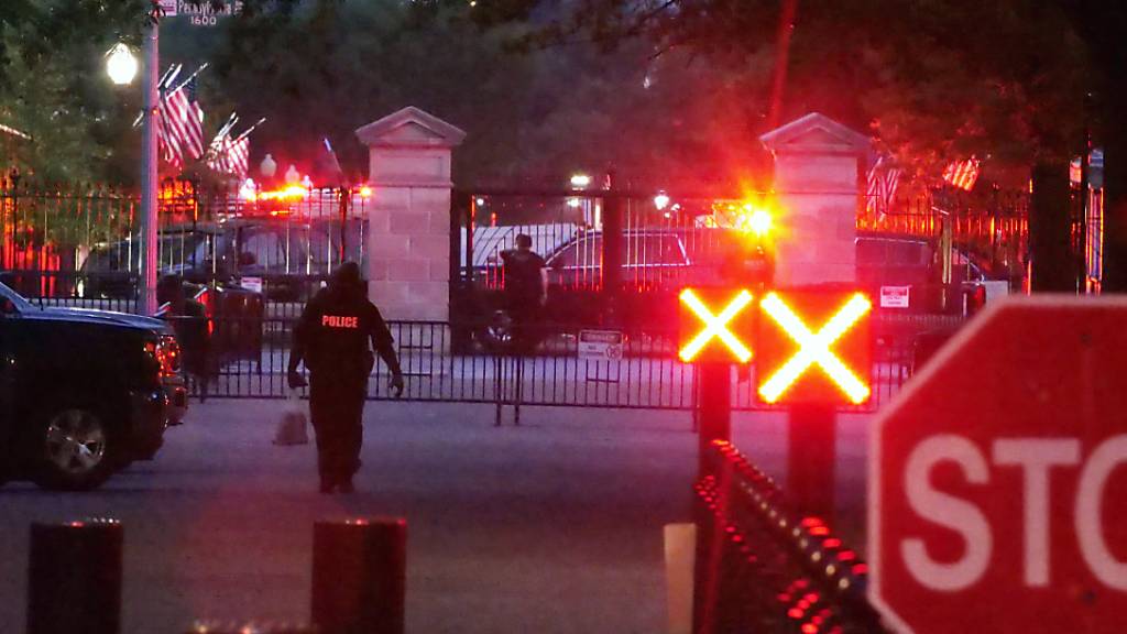 Polizisten sind vor dem Weißen Haus im Einsatz. Bei einem im Weißen Haus gefundenen Pulver handelt es sich Medienberichten zufolge um Kokain. Foto: Anthony Peltier/AP/dpa