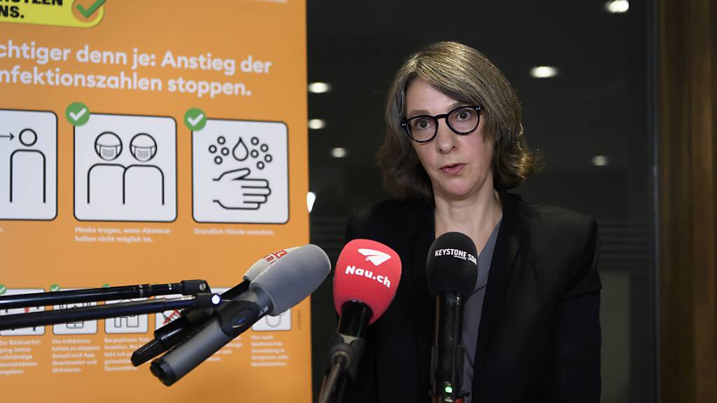 Die neue BAG-Direktorin Anne Lévy äussert sich vor den Medien besorgt über die epidemiologische Lage. Im Hintergrund das neu gestaltete Kampagnen-Plakat.