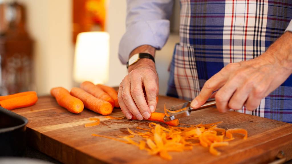 Karotten Rüebli schälen Küche kochen