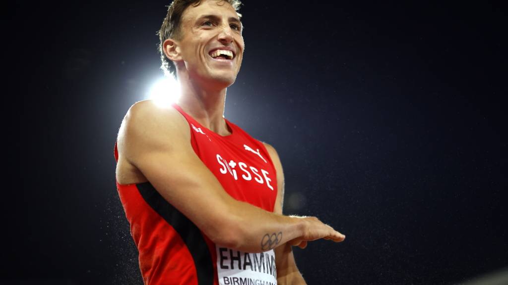 Simon Ehammer freut sich über seine dritte EM-Medaille