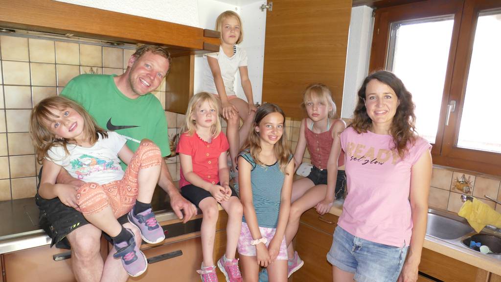 Christian und Petra Biland mit ihren Kindern. Im Moment noch in der alten Küche. 