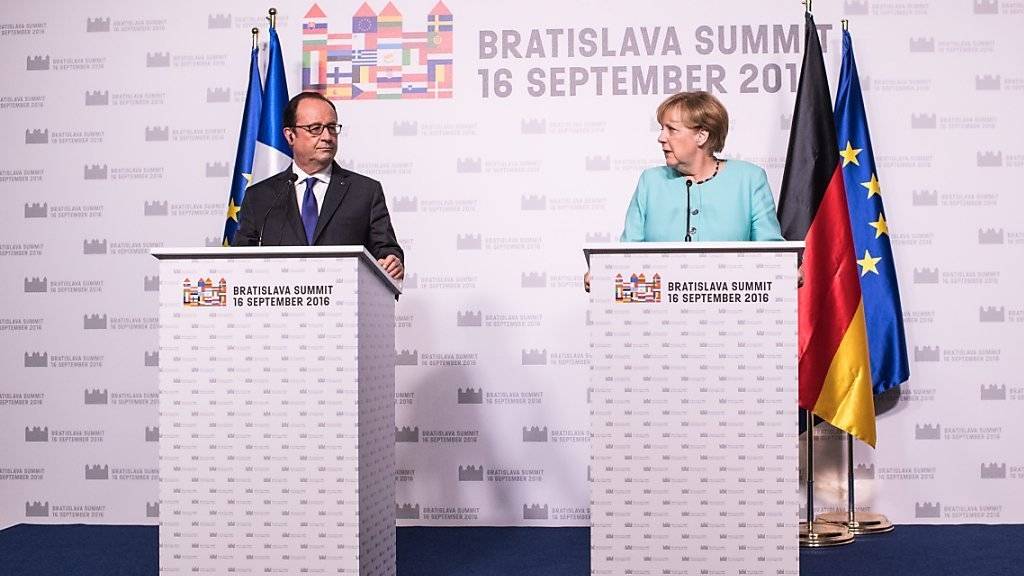 Der französische Präsident François Hollande und die deutsche Kanzlerin Angela Merkel präsentieren die Ergebnisse des EU-Sondergipfels in Bratislava.