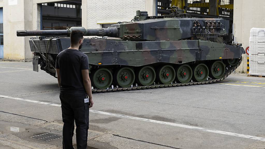 Der Bundesrat hat am Mittwoch die Ausfuhr von 25 Leopard-Panzern an die Originalherstellerin Rheinmetall nach Deutschland bewilligt. (Archivbild)