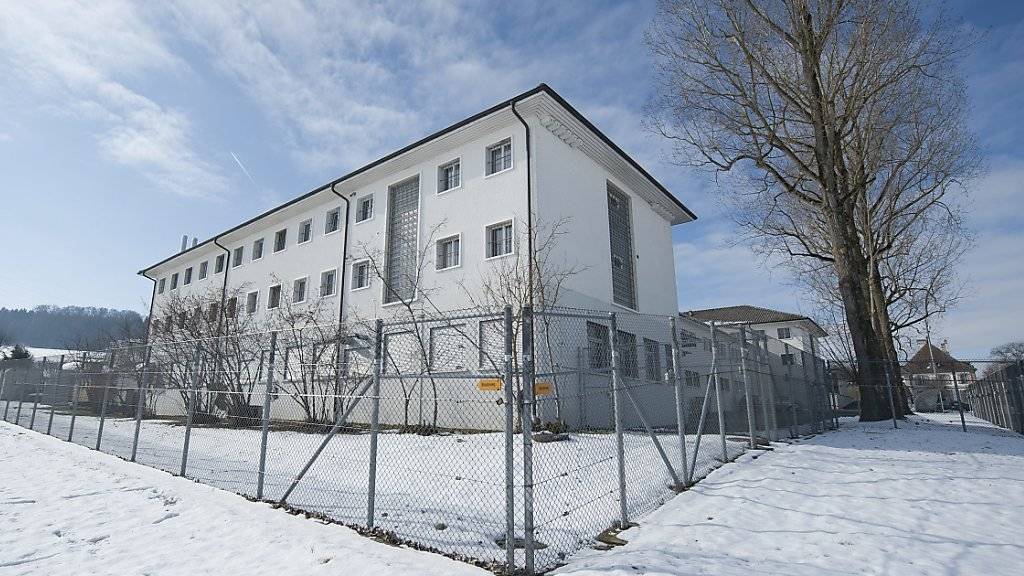 Am Dienstagabend ist einer Insassin die Flucht aus dem Frauengefängnis Hindelbank im Kanton Bern gelungen. Die Frau sei nicht gefährlich, teilte die Direktorin der Justizvollzug mit.