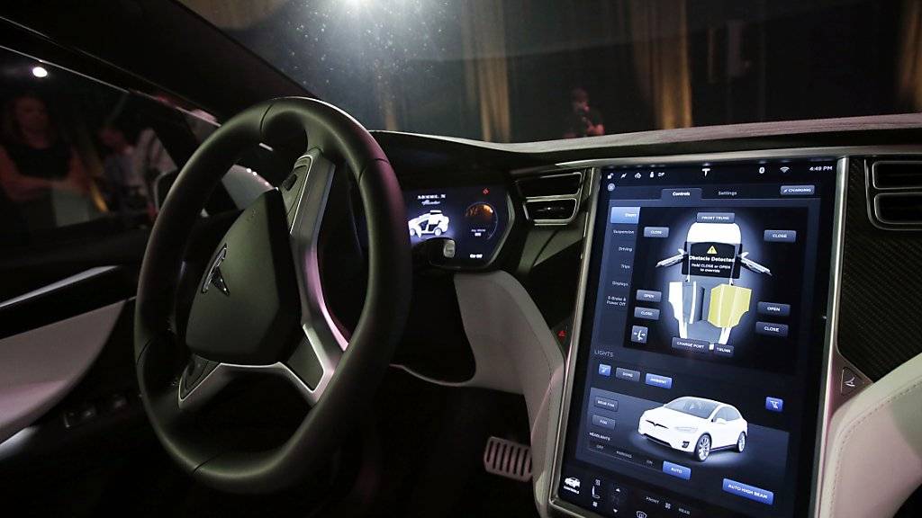 Das Innere eines Tesla Model X: Der Elektroauto-Pionier meldet einen deutlichen Anstieg seiner Autoauslieferung. (Archivbild)