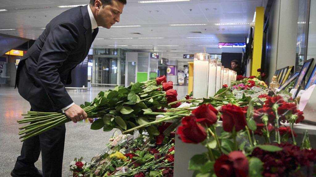 Trauer und Forderung: Der ukrainische Präsident Wolodymyr Selenskyj fordert vom Iran, die Schuldigen zur Verantwortung zu ziehen und Entschädigungen zu zahlen.