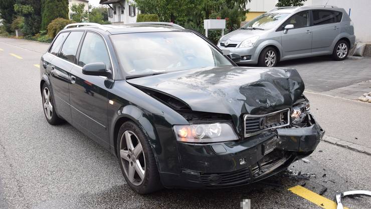 Kappel SO, September 18: A driver got into the opposite lane and collided head-on with a car.  One person was easily injured.