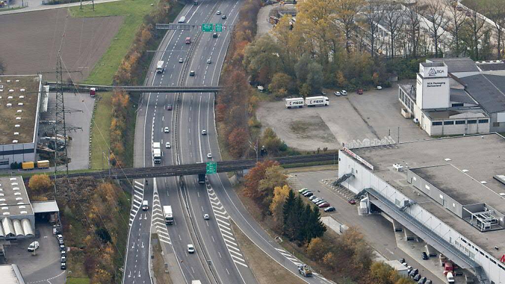 Auf der Autobahn A1 im Kanton Aargau zwischen Oftringen (Bild) und dem Anschluss Aarau Ost muss der Deckbelag ersetzt werden. Das führt bis Ende November zu Einschränkungen. (Archivbild)