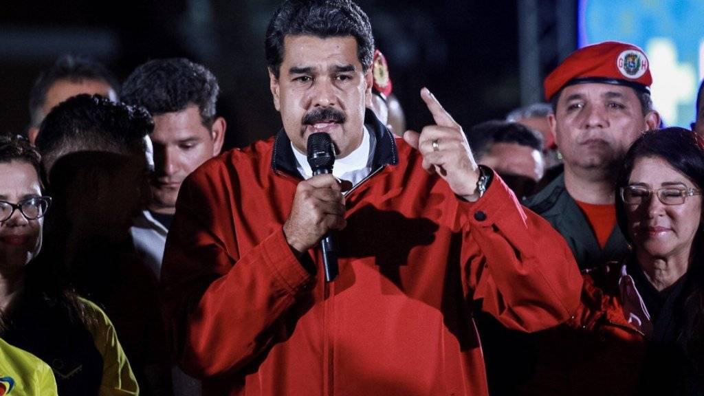 Venezuelas sozialistischer Präsident Nicolás Maduro feiert das Resultat der Wahl zu einer Verfassungsgebenden Versammlung. Die heftig umstrittene Wahl wurde von mindestens zehn Todesfällen und heftigen Protesten überschattet.