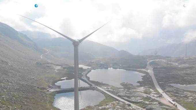 Erste Windturbine auf Gotthard komplett montiert