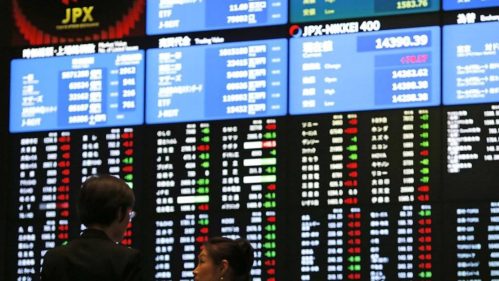 Die Börse in Tokio beginnt die Woche mit deutlichen Verlusten: Der Nikkei-Index sank bis zur Handelsmitte um fast 2,5 Prozent. (Archivbild)