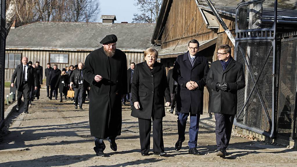 Die deutsche Kanzlerin Angela Merkel am Freitag im ehemaligen deutschen Konzentrationslager Auschwitz beim berüchtigten Tor mit dem zynischen Schriftzug «Arbeit macht frei».