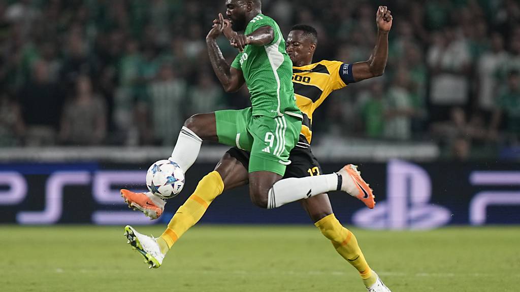 Maccabi Haifas Frantzdy Pierrot und Young Boy Mohamed Ali Camara lieferten sich ein Privatduell, aus dem der Berner als klarer Punktesieger hervorging